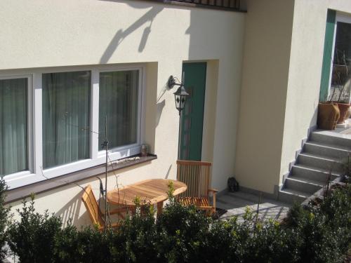 una mesa y sillas en el porche de una casa en Ferienwohnung Schellenberg, en Marktschellenberg