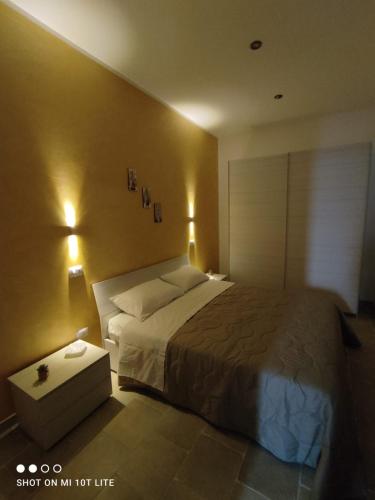 Un dormitorio con una cama grande con luces. en La Chianca en Leverano