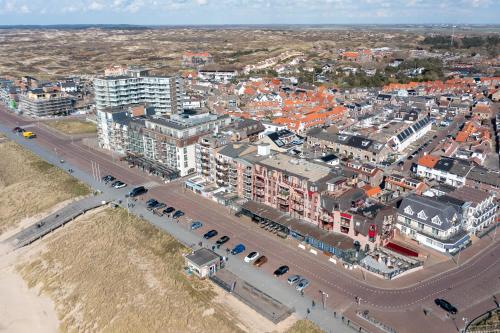 an aerial view of a city with buildings and a road at DE TRINTEL met zeezicht in Egmond aan Zee