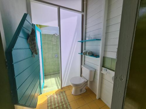 Bathroom sa Almost Paradise Cottage Retreats