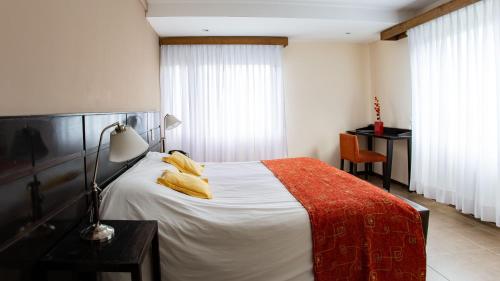 Ein Bett oder Betten in einem Zimmer der Unterkunft Hotel Poincenot