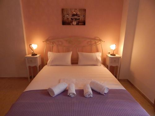 Un pat sau paturi într-o cameră la Palm House Nikiti - Apartments Vicky