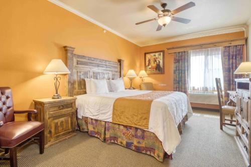 La Hacienda Inn Image