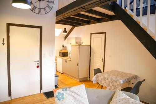 un salon avec un canapé et une table dans l'établissement Duplex centre ville, à Saint-Flour
