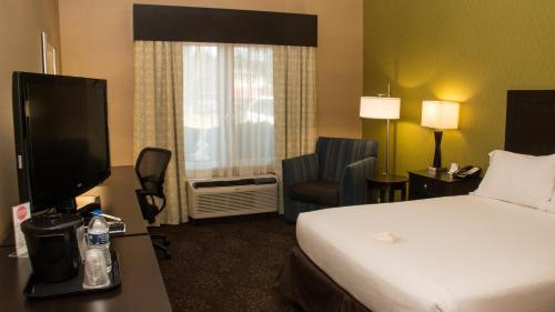 Кровать или кровати в номере Holiday Inn Express Hotel & Suites Saginaw by IHG