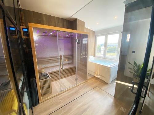 - une grande salle de bains pourvue d'une douche dans l'établissement Capsule Gaming balnéo & billard & babyfoot & sauna 2 chambres, à Valenciennes