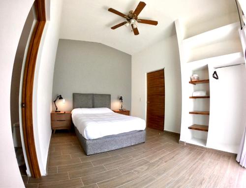 Quinta Los Caballos في آجيجيك: غرفة نوم بسرير ومروحة سقف