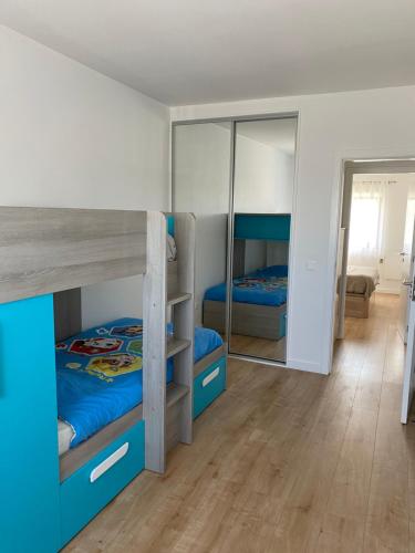 a bedroom with two bunk beds and a mirror at Appartement à Esmoriz de 3 pièces - 72m2 in Esmoriz