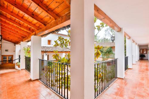 an empty hallway of a house with a wooden ceiling at Hotel de Montaña La Hortizuela in Coto Rios