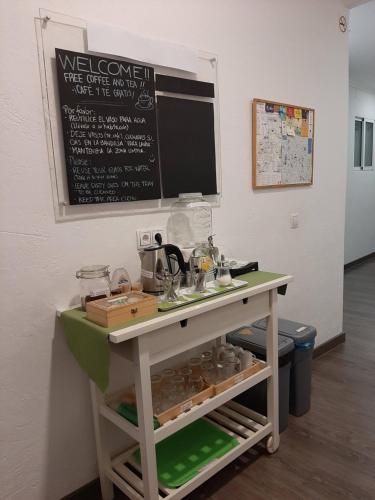 una mesa en una habitación con una pizarra en la pared en CH Lumiere, en Madrid