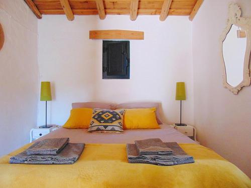 ein Schlafzimmer mit einem Bett mit zwei Handtüchern darauf in der Unterkunft Suão Retiro Alentejano in Amieira
