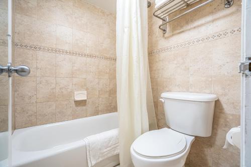 a bathroom with a toilet and a tub and a shower at Hotolos Hollywood in Hollywood