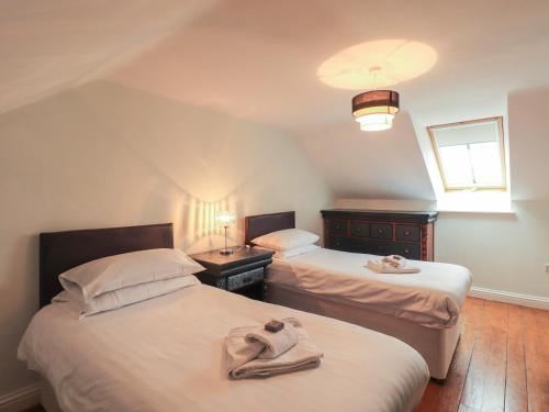 מיטה או מיטות בחדר ב-Lintie Cottage