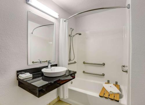 Ванная комната в Motel 6-King City, CA