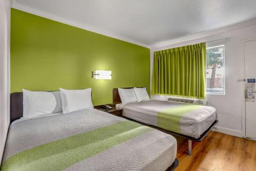 Кровать или кровати в номере Motel 6-King City, CA