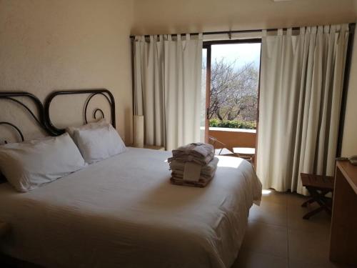 una habitación de hotel con una cama con una bolsa. en Hostal de la Luz - Spa Holistic Resort, en Tepoztlán