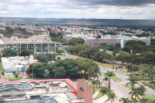 an aerial view of a city with buildings and a street at Localização incrível vista ótima equipado e novo in Brasília