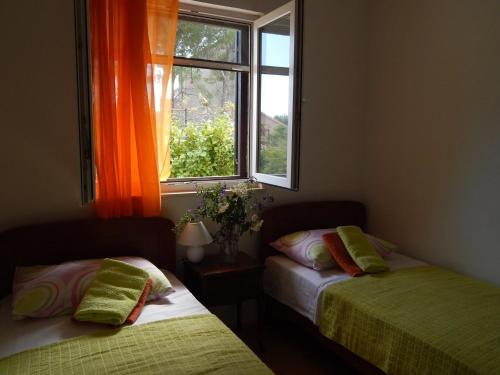 Giường trong phòng chung tại Apartment Deni - 70m from beach