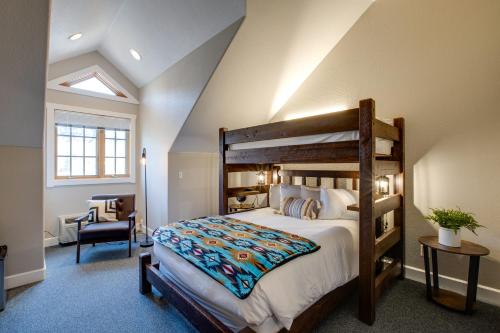 Postel nebo postele na pokoji v ubytování The Bivvi Hostel Telluride