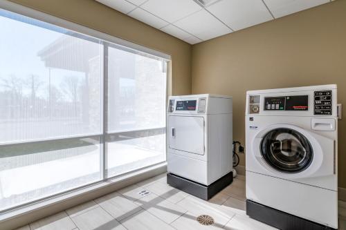 a laundry room with a washing machine and a window at Holiday Inn Express & Suites - Carlisle Southwest I-81 by IHG in Carlisle