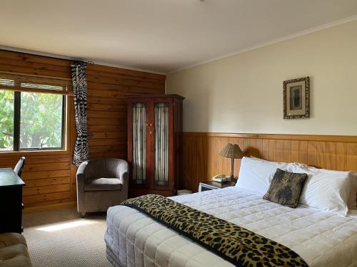 A bed or beds in a room at Lakefront Lodge Taupo