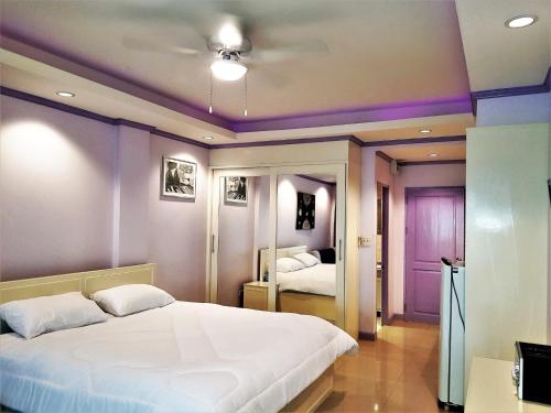 Postel nebo postele na pokoji v ubytování Baan Suan Lalana modern ground floor studio apartment Pattaya