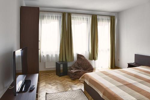 una camera d'albergo con un letto e una televisione di Pepi Guest House a Veliko Tŭrnovo