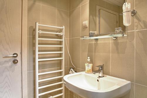 un bagno con lavandino e specchio di Pepi Guest House a Veliko Tŭrnovo