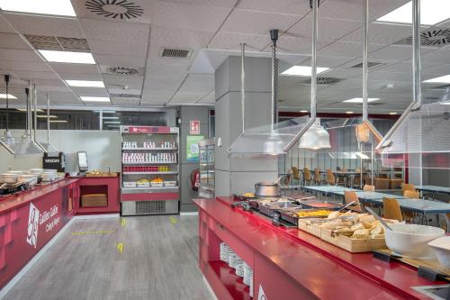 eine Schnellimbissküche mit viel Essen in der Unterkunft Albergue Juvenil Colegio Mayor Galileo Galilei in Valencia