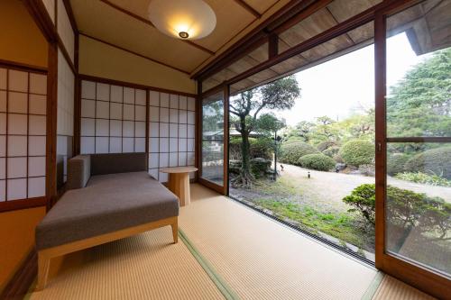 Postel nebo postele na pokoji v ubytování Suisui Garden Ryokan (in the Art Hotel Kokura New Tagawa)