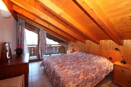 A bed or beds in a room at Chalet Bouquetin- Marmotte for up to 6 people