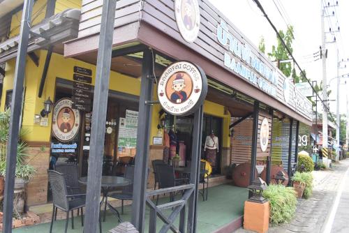 a restaurant with a sign on the front of it at Baanfai Guesthouse Chiangkhong in Chiang Khong