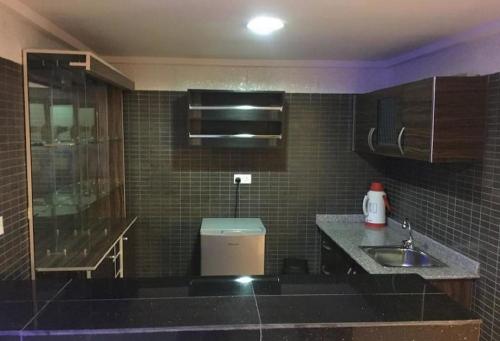 Um banheiro em Room in Lodge - Cynergy Suites Royale, Lekki