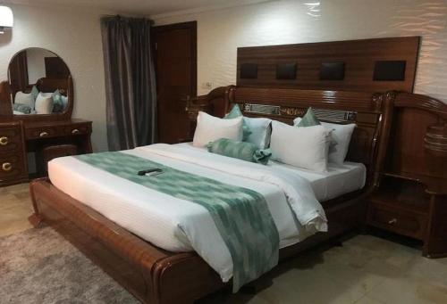 Cama ou camas em um quarto em Room in Lodge - Cynergy Suites Royale, Lekki