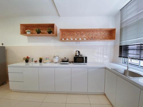 O bucătărie sau chicinetă la Desaru KTV Natural wood style by Joyfully 31A7
