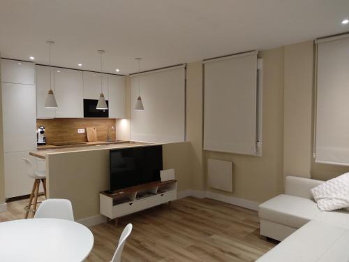A kitchen or kitchenette at Apartamento Costa II con Parking exterior comunitario y parking privado en el centro