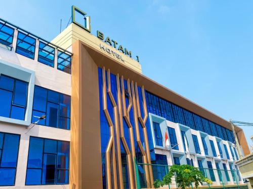ナゴヤにあるBATAM 1 HOTELのホテルアフタルを読む看板のある建物