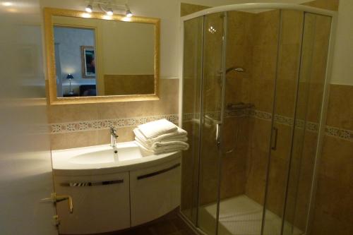 a bathroom with a sink and a shower with a mirror at Lady Verona Residence in Verona
