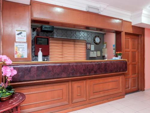 a bar in a restaurant with a counter at OYO 90167 Hotel Tiara in Kemaman