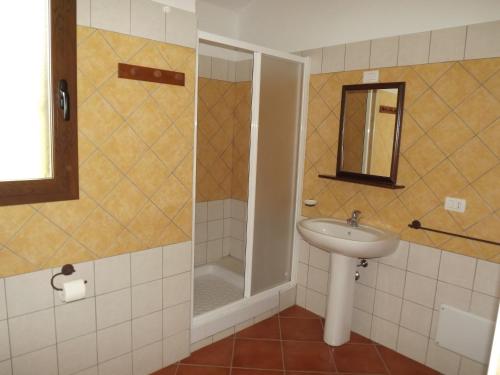 ein Bad mit einem Waschbecken und einer Dusche in der Unterkunft Yellon House in Santa Maria Navarrese