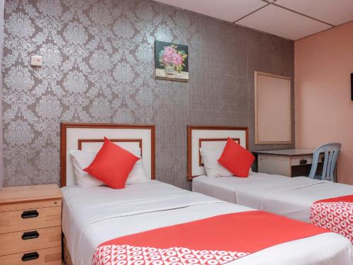 OYO 90167 Hotel Tiara tesisinde bir odada yatak veya yataklar