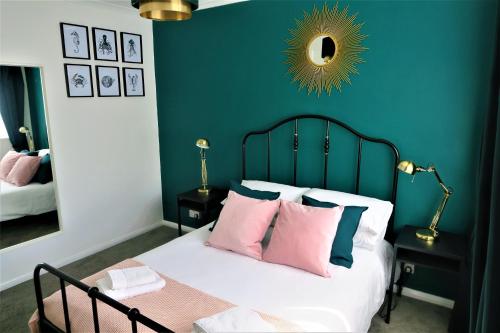 a bedroom with a bed with pink and blue walls at Seaside House Broadstairs by the Beach with Parking in Broadstairs