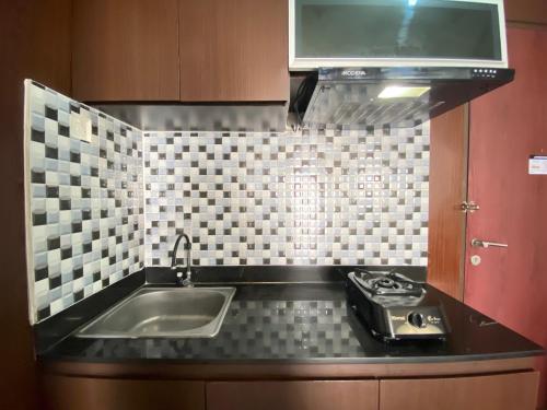 Η κουζίνα ή μικρή κουζίνα στο Spacious 1BR at Tamansari Panoramic Apartment near Metro Indah Mall By Travelio