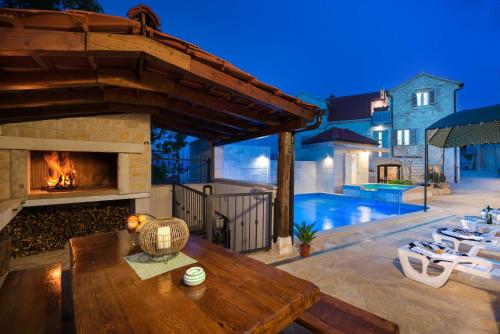 Bazén v ubytování Holiday home Škrika nebo v jeho okolí