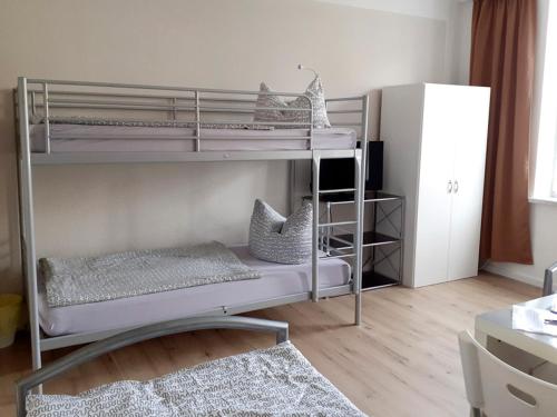 Ein Etagenbett oder Etagenbetten in einem Zimmer der Unterkunft Pension BERLIn in Spremberg (4)