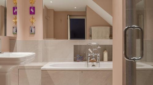 Gallery image of JOIVY Elegant 3-bed flat with private garden in Notting Hill, West London in London