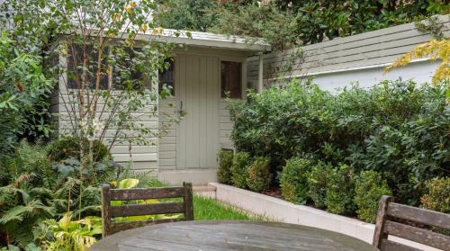 Elegant 3-bed flat with private garden in Notting Hill, West London