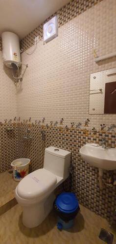 a bathroom with a toilet and a sink at COSY CHAMBRE in Pondicherry