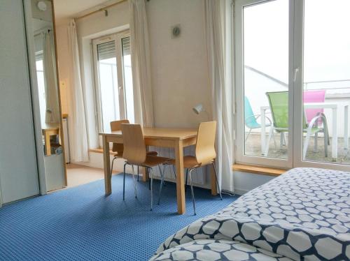 une chambre avec une table, des chaises et un lit dans l'établissement StudioLille - Gambetta, à Lille
