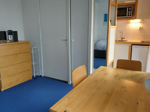 une pièce avec une table et des chaises et une cuisine dans l'établissement StudioLille - Gambetta, à Lille